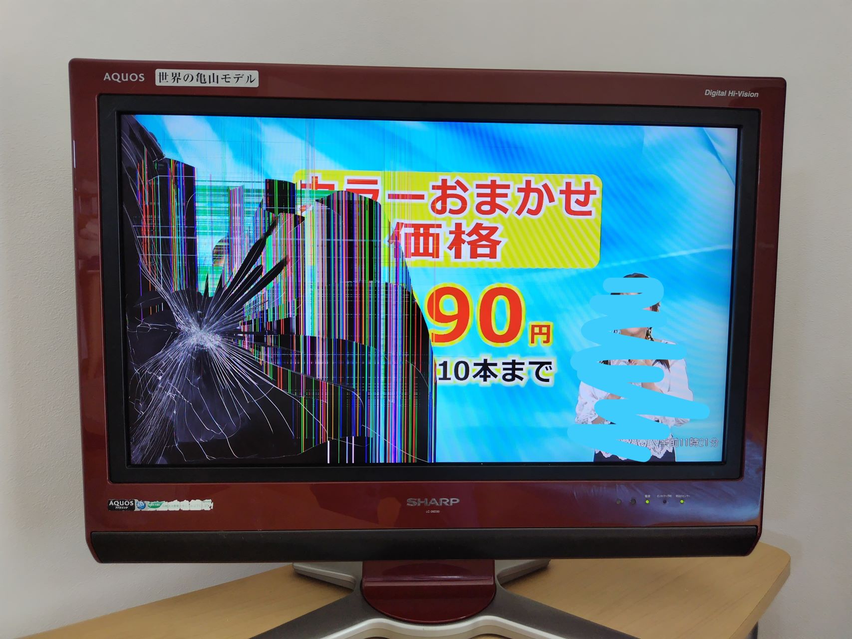 画面が割れたテレビの全体