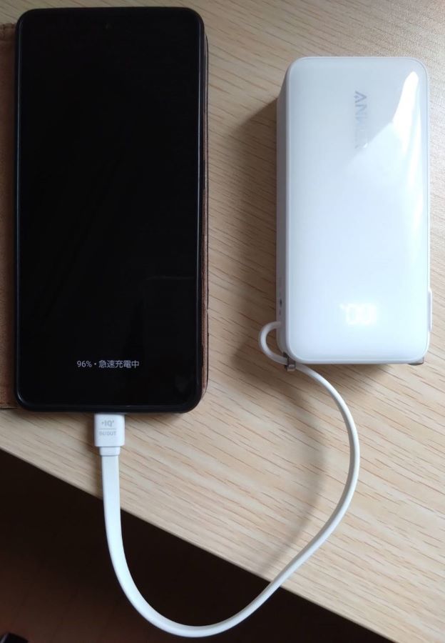 アンカーのモバイルバッテリーでスマートフォンを充電