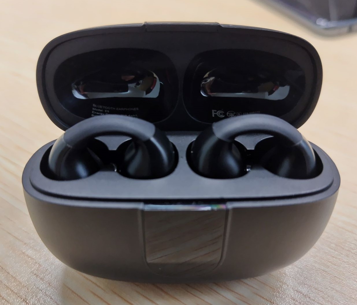 イヤホンケースを開けた