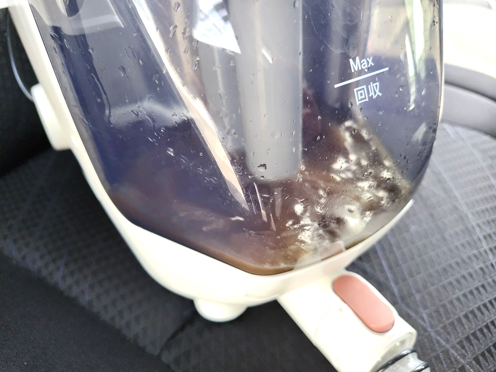 シート洗浄後の汚水タンク