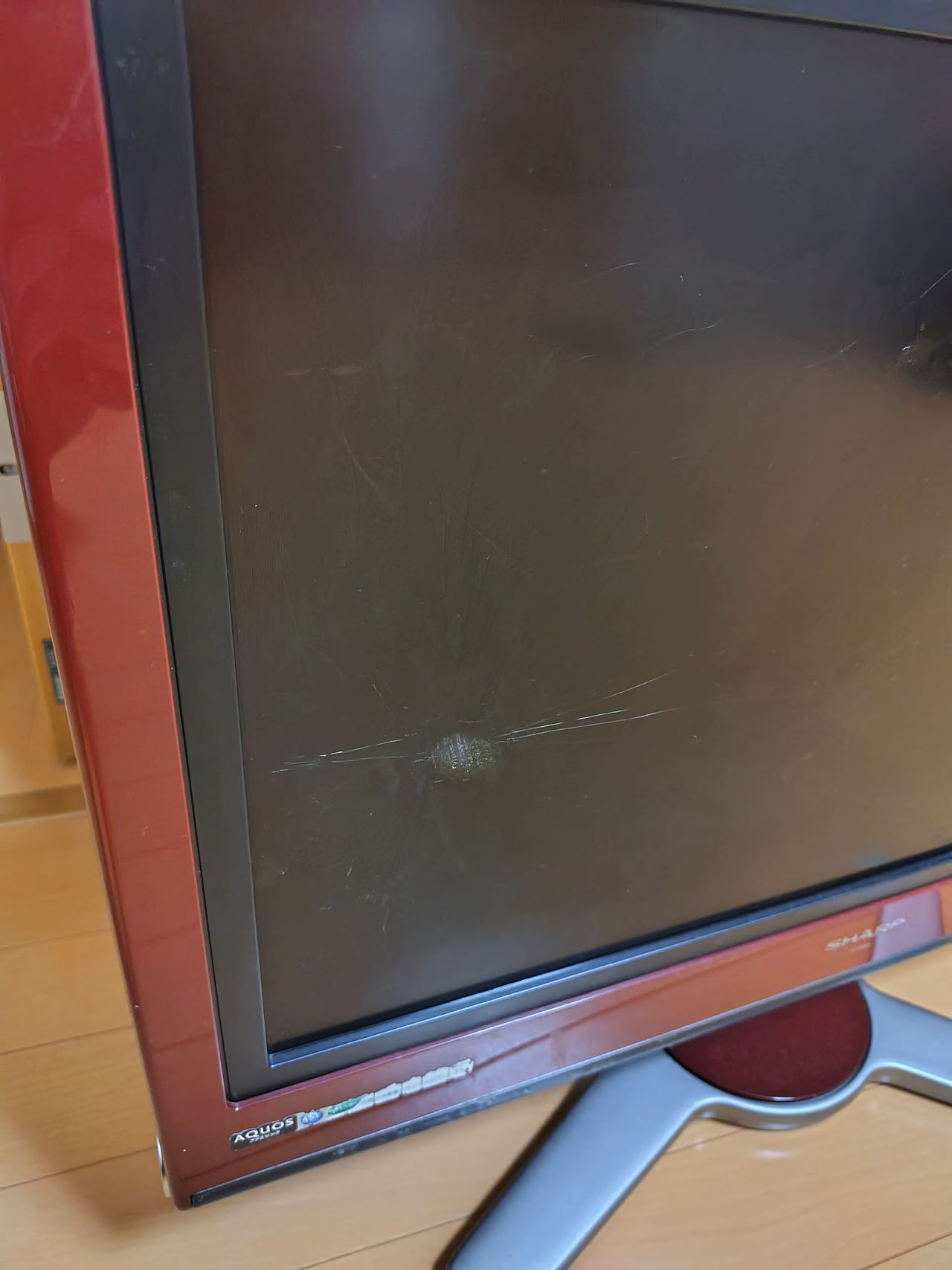 画面が割れたテレビの一部