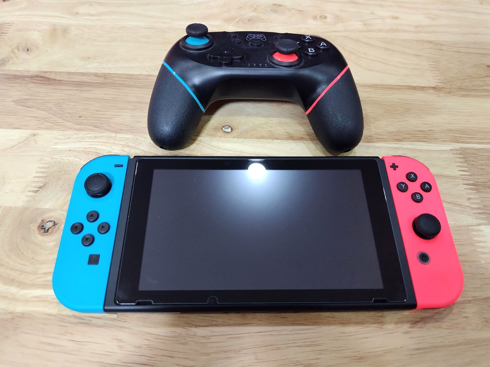 ニンテンドースイッチと据え置き機型コントローラー