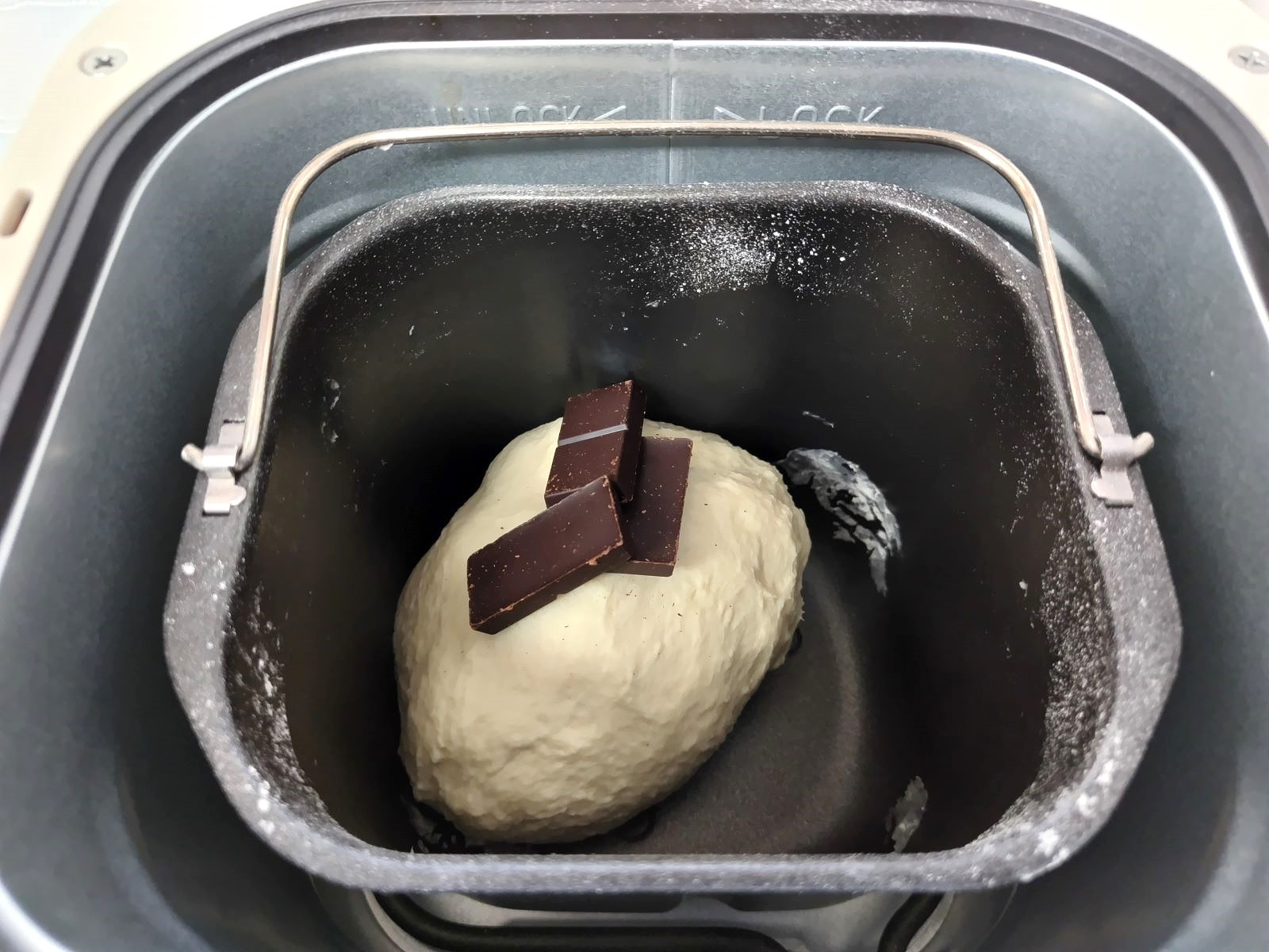 生地にチョコレートを投入