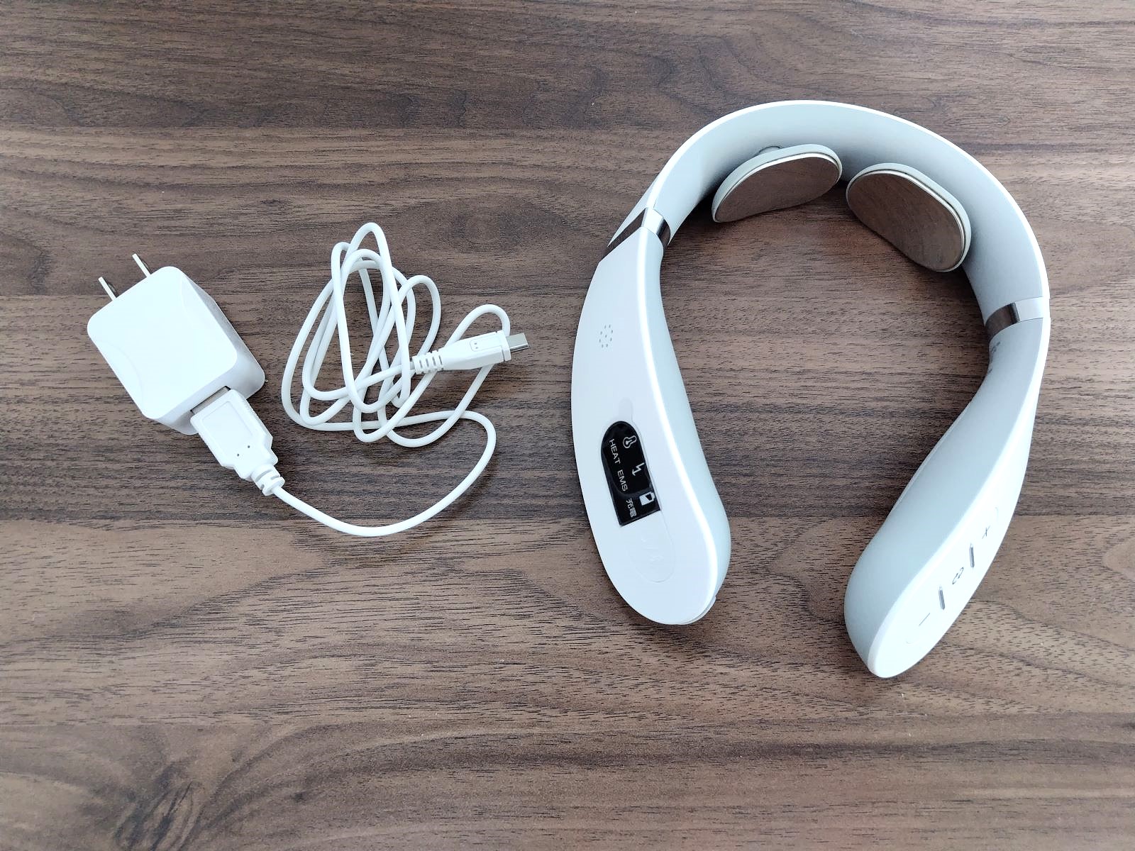 ヒートネック本体と充電器