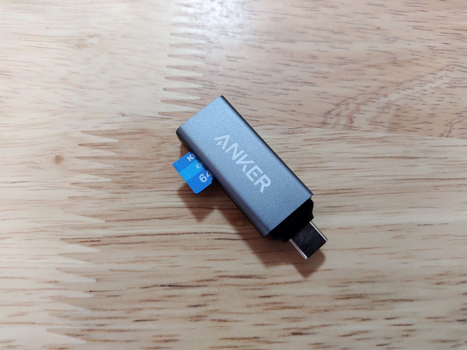 カードリーダーにMicroSDカードを挿した状態