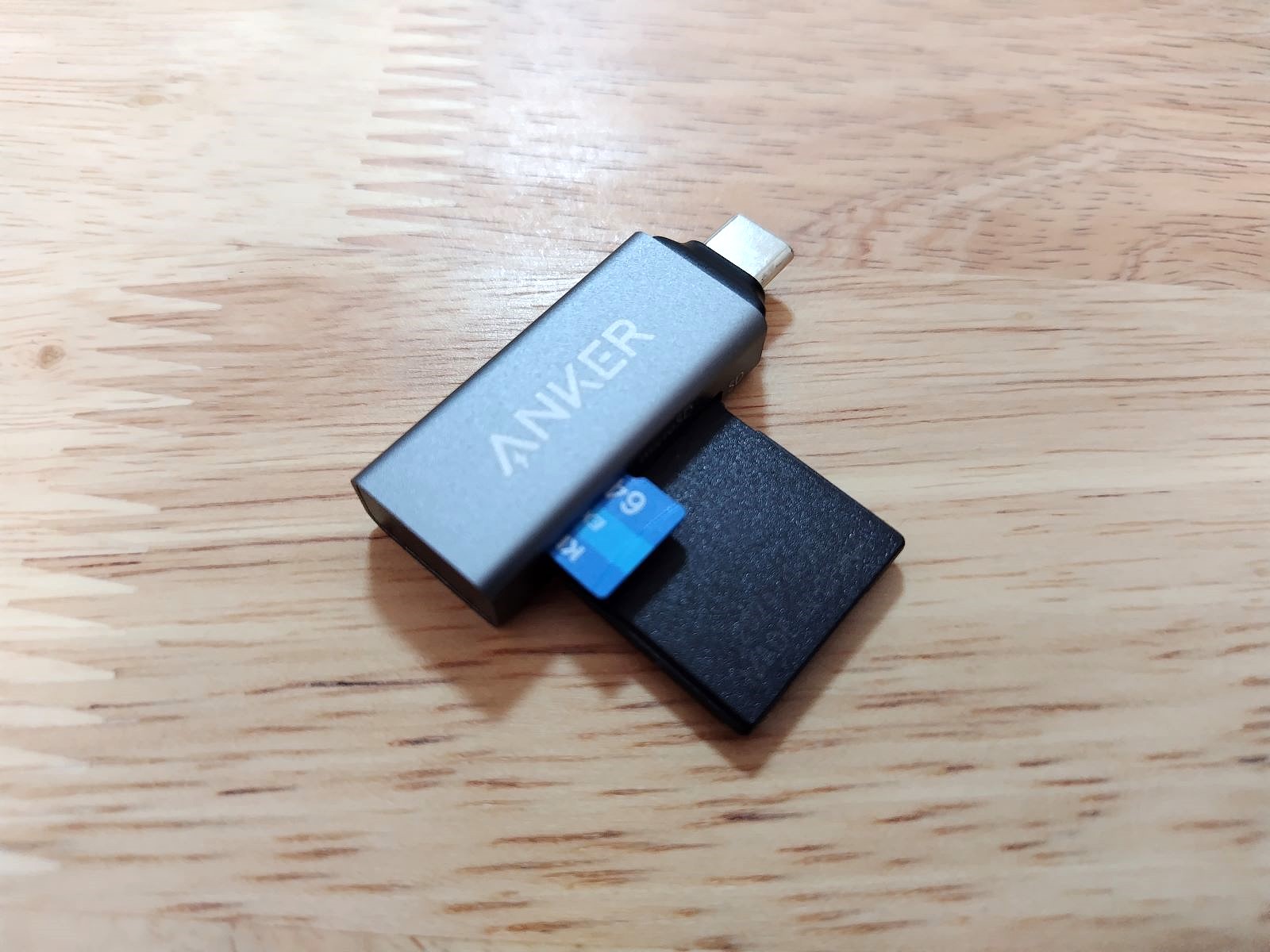 カードリーダーにSDカードとMicroSDカードを挿した状態