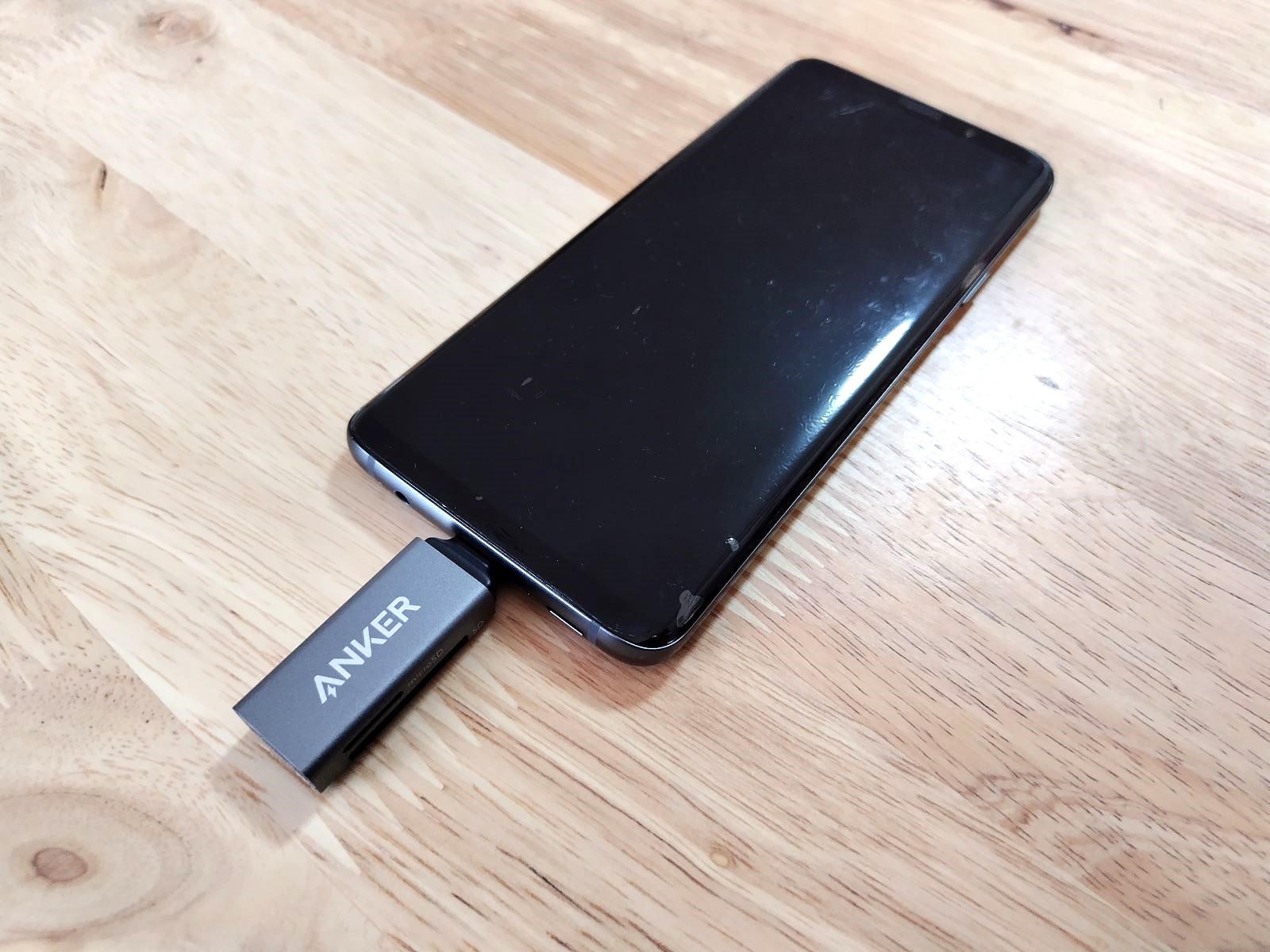 スマホにアンカーカードリーダーを挿した状態