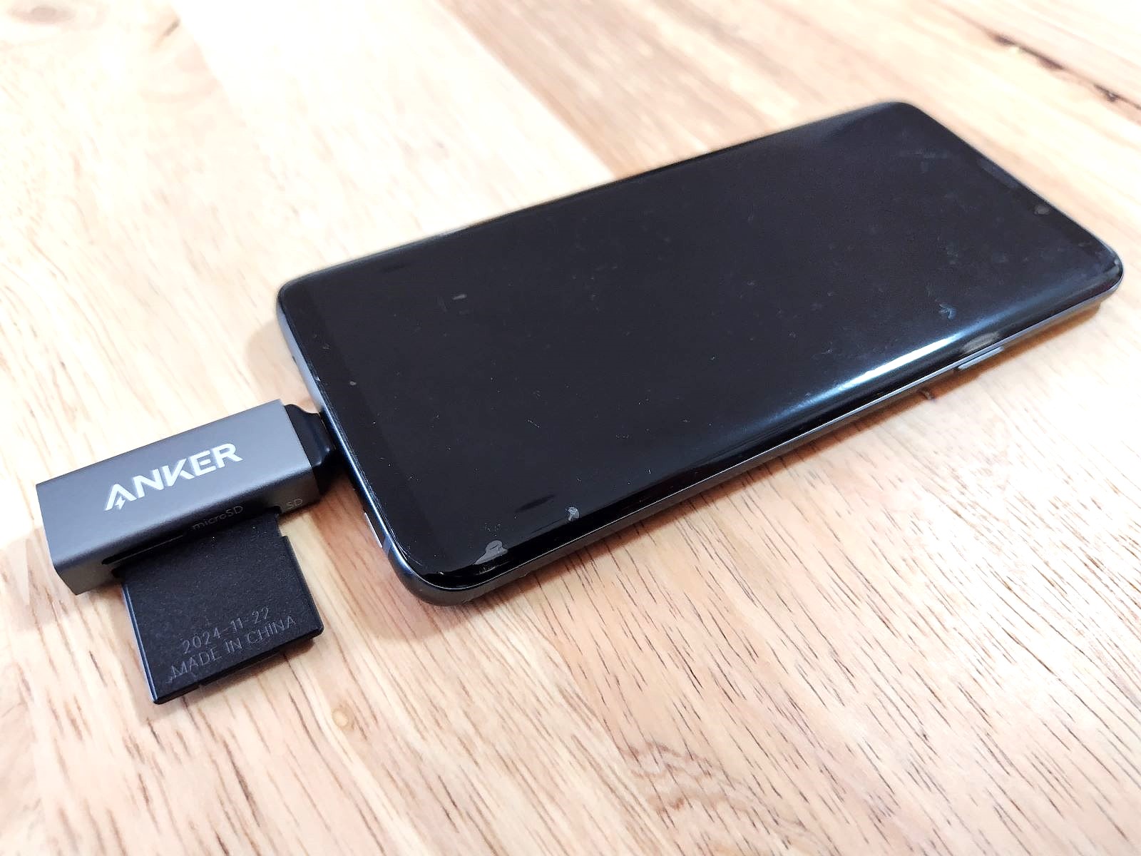 SDカードを挿したカードリーダーをスマホに接続