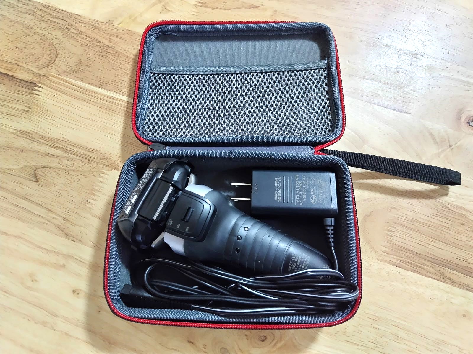 ガジェットポーチにひげそりと充電器が入っている