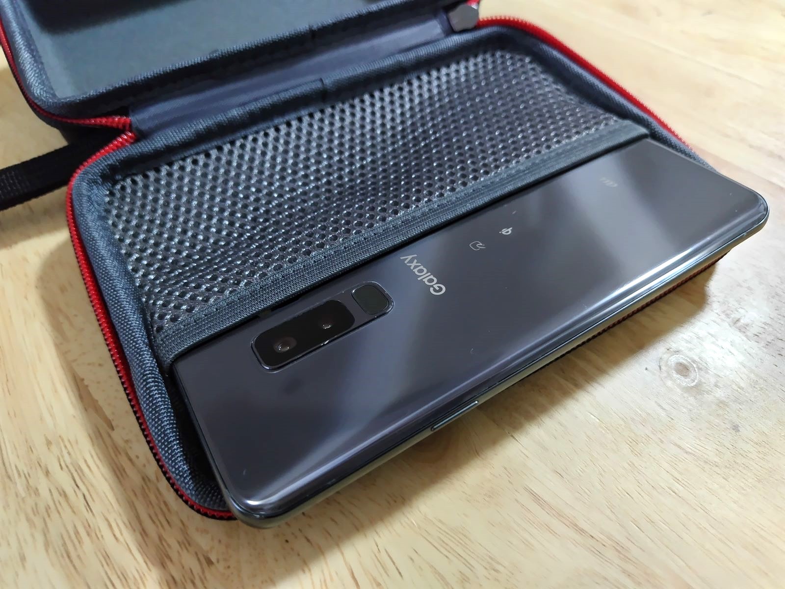 メッシュポケットにスマホを入れている