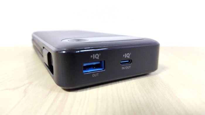 内蔵ケーブル（入出力）と別にUSB-Cポート（入出力）とUSB-Aポート（出力）を搭載。