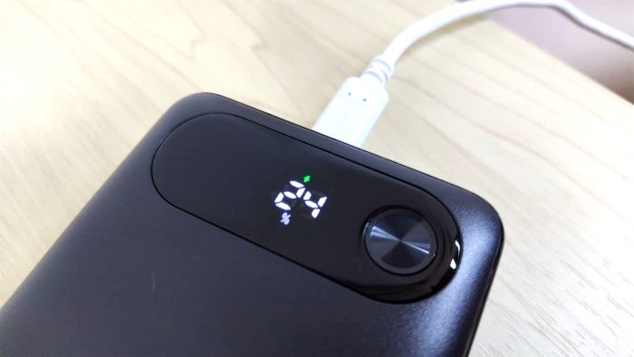充電中は緑の充電マークが点灯