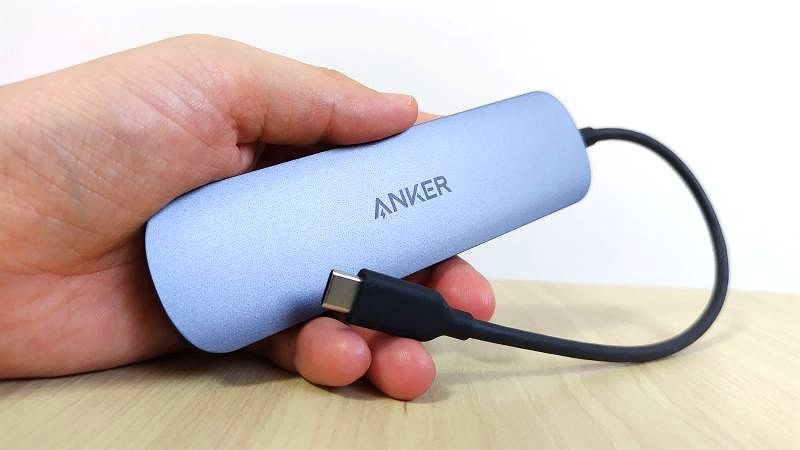 本体を手に取った第一印象は軽い