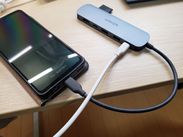 Anker Nano USB-C ハブ(7-in-1, 4K, HDMI)は充電しながらできる