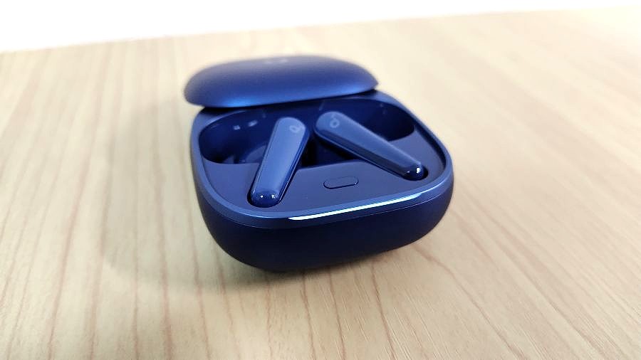 充電ケースを開く