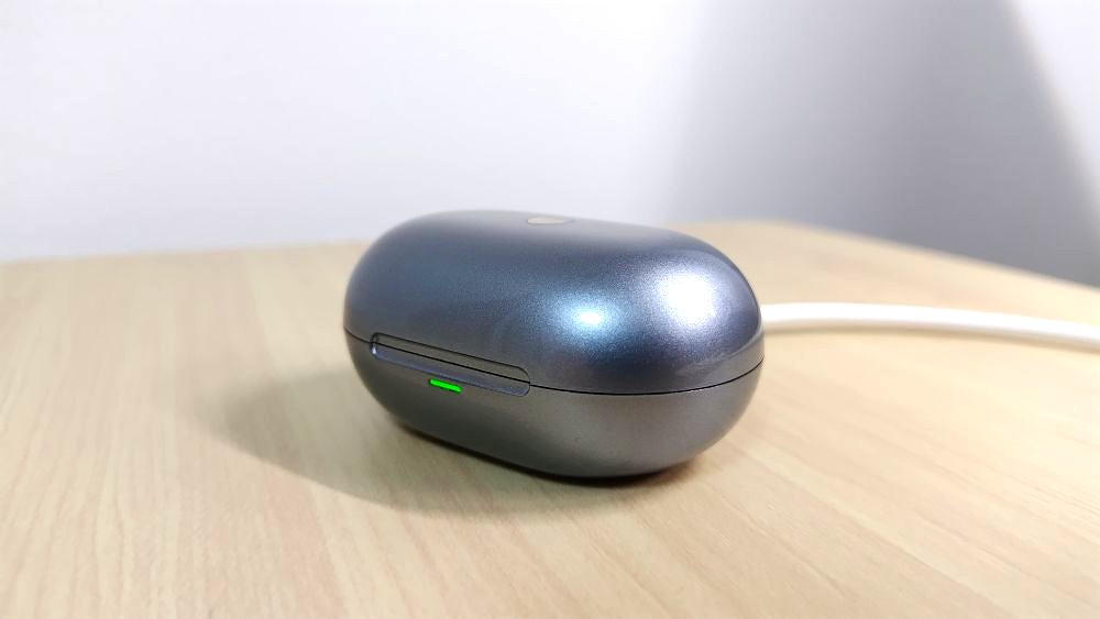 充電ケース充電中