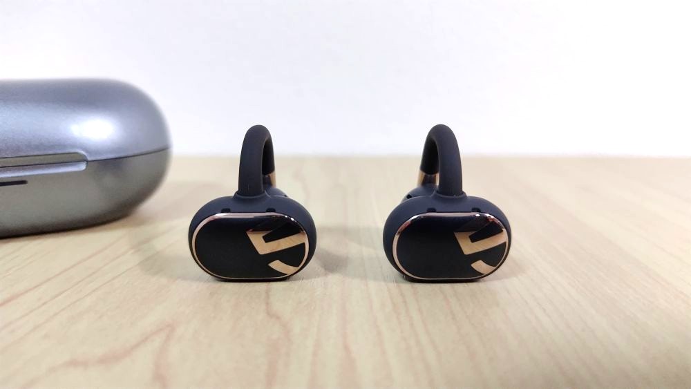 イヤーカフイヤホン1