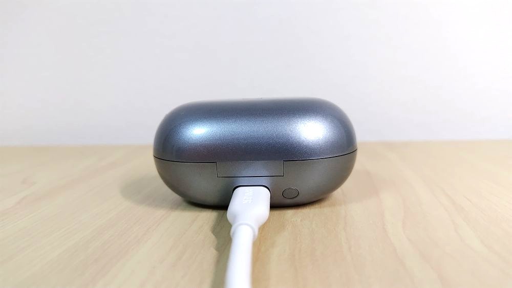 充電ケース裏側 充電ケーブル差し込み